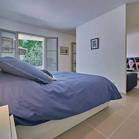 Апартаменты Chez Oscar-place Des Lices-saint-tropez Сен-Тропе