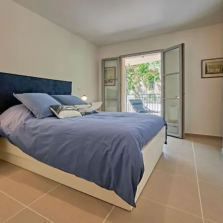 Chez Oscar-place Des Lices-saint-tropez * Сен-Тропе